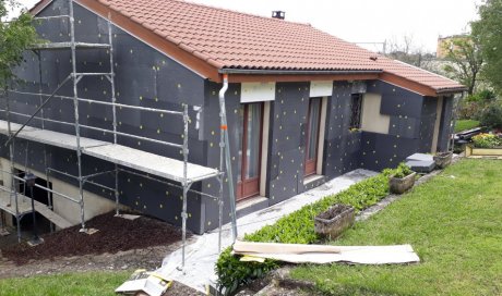 Pose d'isolation extérieure des murs en polystyrène graphite d'une maison à Lozanne