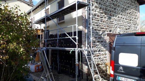 Isolation extérieure en liège biosourcé d'une ancienne maison en pierre près de Villefranche-sur-Saône