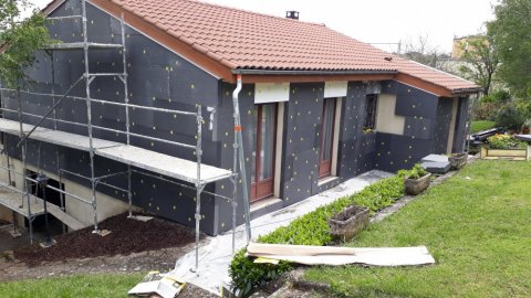 Pose d'isolation extérieure des murs en polystyrène graphite d'une maison à Lozanne