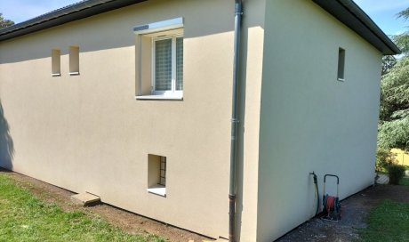 Chantier Isolation des murs par l'extérieur en polystyrène graphite avec volets roulants solaires à Lentilly