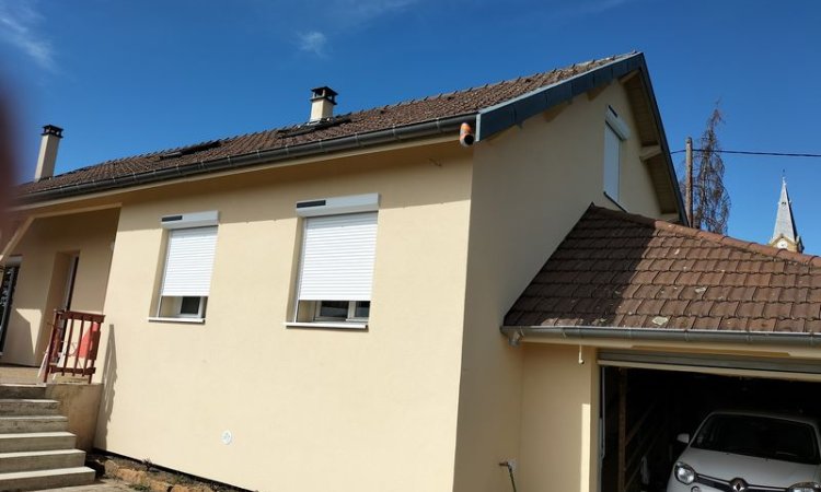 ISOLATION DES MURS PAR L'EXTERIEUR EN POLYSTYRENE ET VOLETS ROULANTS SOLAIRE SUR BESSENAY